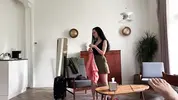без стеснений переодевается перед пацаном