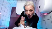 короткостриженая барменша сосет хуй в туалете