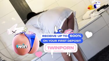 horny69rabbits: Пасынок онанист кончает на сиськи мачехи во время ее мастурбации в ванне