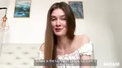 использует смазку и садится на член сверху