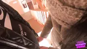 достает член из штанов на лестничной клетке