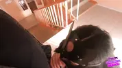 телка в маске сосет член, надрачивая ствол