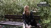 одиноко сидящая на лавке подруга девушки