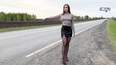 Взяла за щеку в машине и отдалась незнакомцу за поездку автостопом