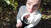 потянула в кусты и на корточках сделала минет