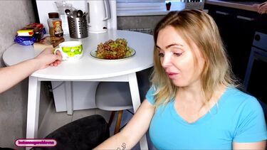Мачеха с большими сиськами: Пасынок трахнул на кухне зрелую сисястую мачеху и кончил ей на лицо