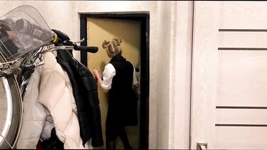 Злая зрелая хозяйка квартиры приехала за оплатой и получила хуй в пизду