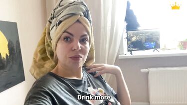 HotWife Vika: Русская мамка с большой жопой трахнула друга сына или это был всего лишь сон?