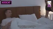 приходит к сыну мужа перед сном