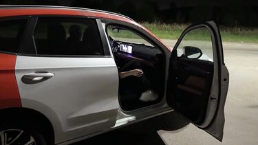 Лысый русский парень подвез и трахнул в машине жопастую незнакомку