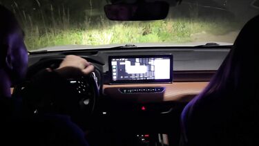 Лысый русский парень подвез и трахнул в машине жопастую незнакомку