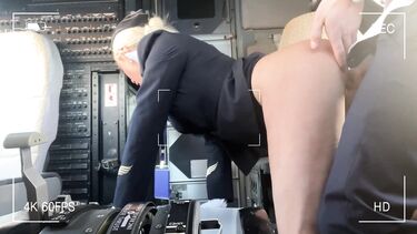 Частное видео с блондинками: Стюардесса ебется с двумя пилотами Боинга в полете