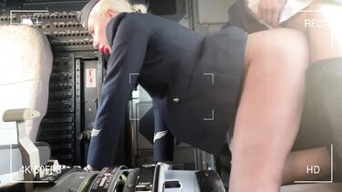 Стюардесса ебется с двумя пилотами Боинга в полете