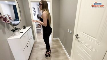 Риелторша в кожаных штанах и очках глубоко отсасывает клиенту