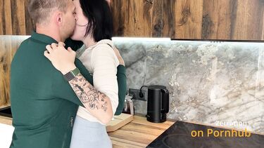 Криптотрейдер развел на секс на кухне симпатичную девушку курьера из пиццерии