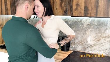 Криптотрейдер развел на секс на кухне симпатичную девушку курьера из пиццерии
