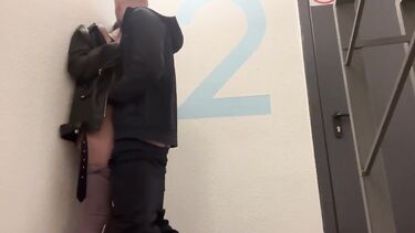 AleksSam13: Жена вышла в подъезд и трахается с любовником, пока муж дома