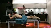 девушка в халате делает массаж на кушетке