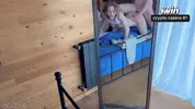 ебет девку раком, наблюдая за сексом в зеркале