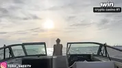 парень катает на яхте блондинку