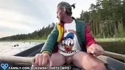 мужик с веслами манит стояком блондинку