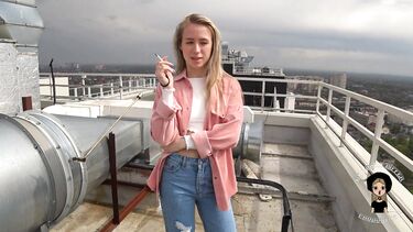 Sasha Good: Русская блондинка по-быстрому отсосала парню на крыше многоэтажки