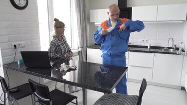 Сантехник прочищает трубы между ног похотливой клиентки