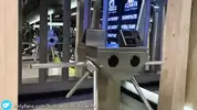 молча преследует блондинку из спортзала