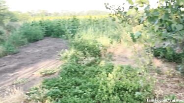 Молодые с бритой пиздой: Встретил голую незнакомку в поле и отымел ее в пизду