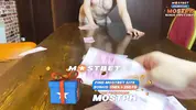 стриптизерша танцует на столе