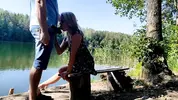 сидит на лавке и сосет член у озера