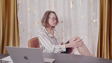 Пасынок трахает в большую жопу свою сексуальную мачеху в колготках