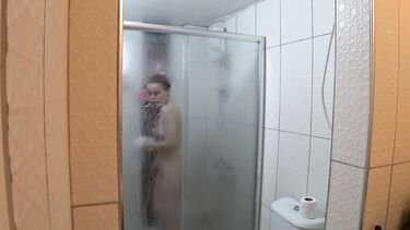 Соседка долго мылась в душе, грубо ее трахнул!