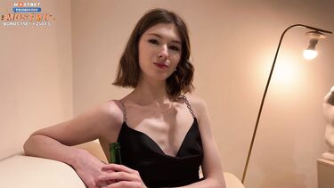 Сбивает целку с пьяной одноклассницы после выпускного бала