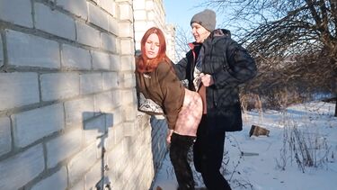 Рыжая сосет член и трахается раком зимой на улице у заброшки