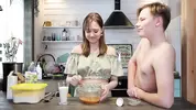 парень отвлекает домохозяйку на кухне