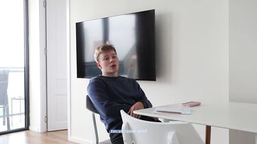Отчим сбил целку, трахая падчерицу в задницу за плохие оценки