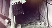 охранник ловит воровку на горячем