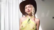 Карина в ковбойской шляпе и сетчатом комбинезоне