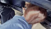 строчит минет мужику из салона машины