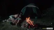 студентка сосет член парня рядом с палаткой