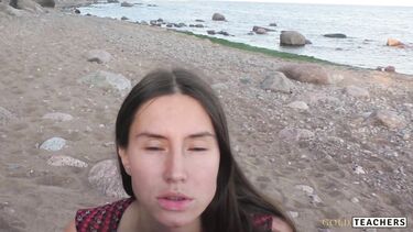 Худенькая девушка в платье сделала парню POV минет на пляже