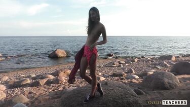 GoldTeachers: Худенькая девушка в платье сделала парню POV минет на пляже