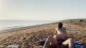 красивый секс в позе наездницы на пляже