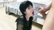 подставляет язык под выстрел спермой