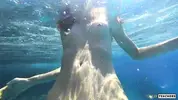 бритая киска телки под водой крупным планом