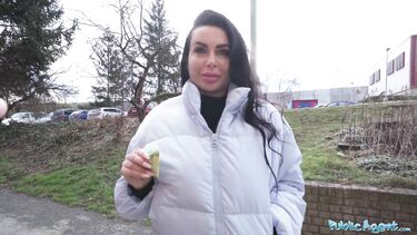Снял грудастую брюнетку и за деньги трахнул в рот и киску