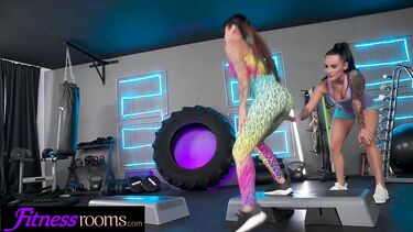Fitness Rooms: Фитоняшки лесбийской еблей сжигают калории в спортзале