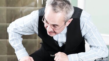 Русские громко стонут: Начинающая пианистка выебана старым учителем музыки