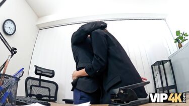 Чешское порно: Жена ебется в офисе с главным бухгалтером за повышение зарплаты